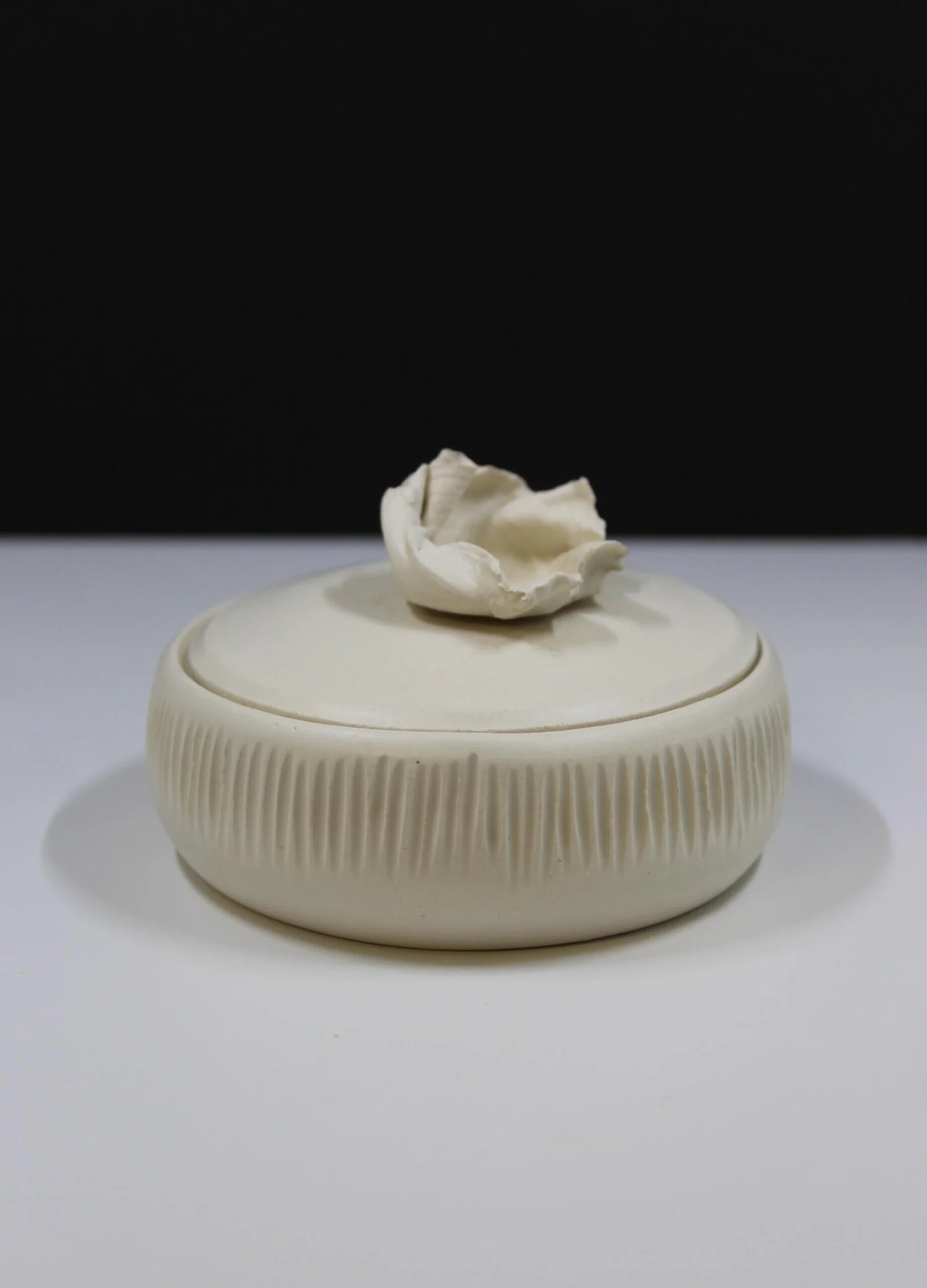 Boîte céramique artisanale – texture rainurée — Atelier des Cèdres