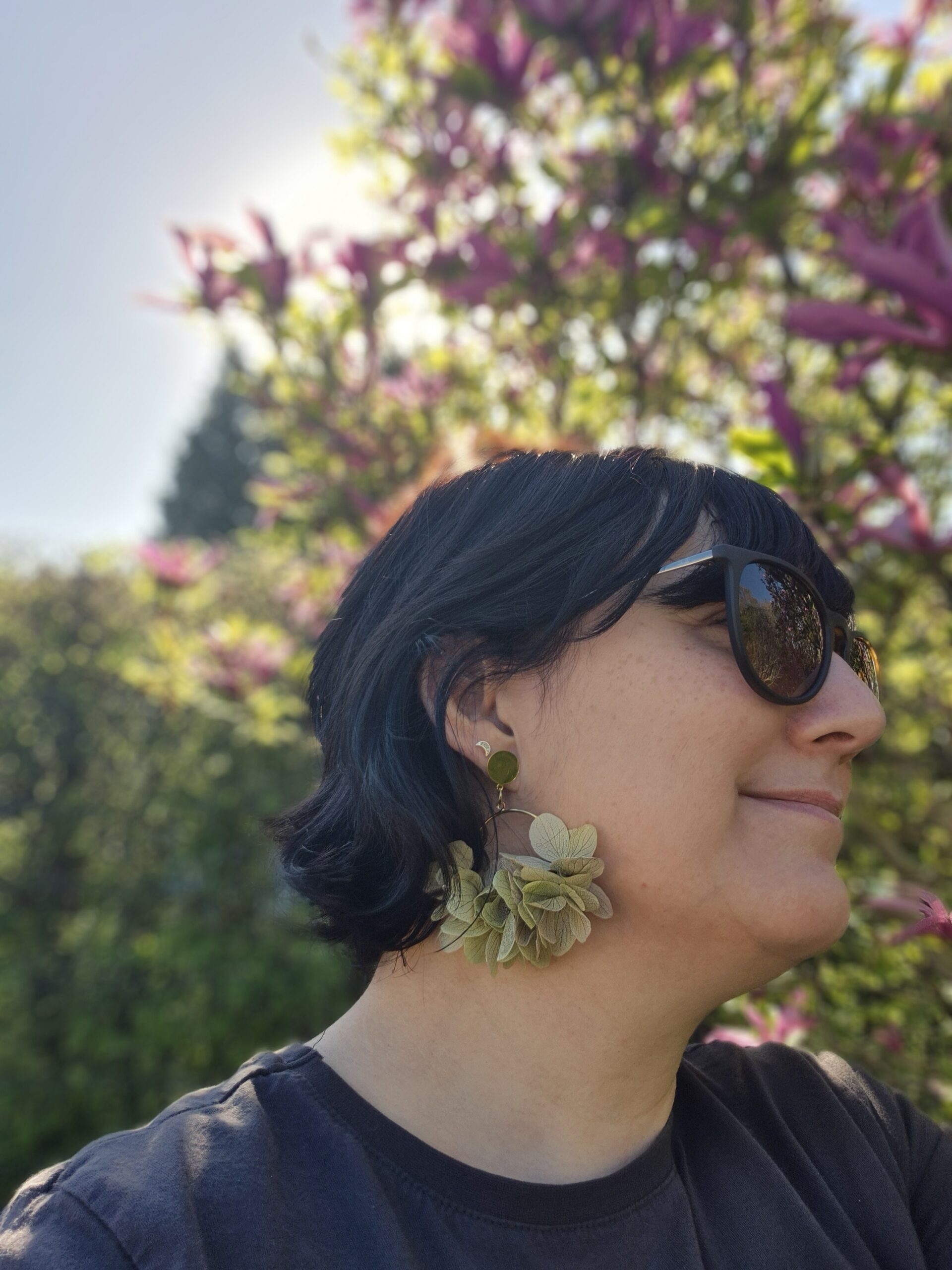 Boucles d’oreilles dorée à l’or fin et hortensia avec de légers reflets – disponible — Bloom'In