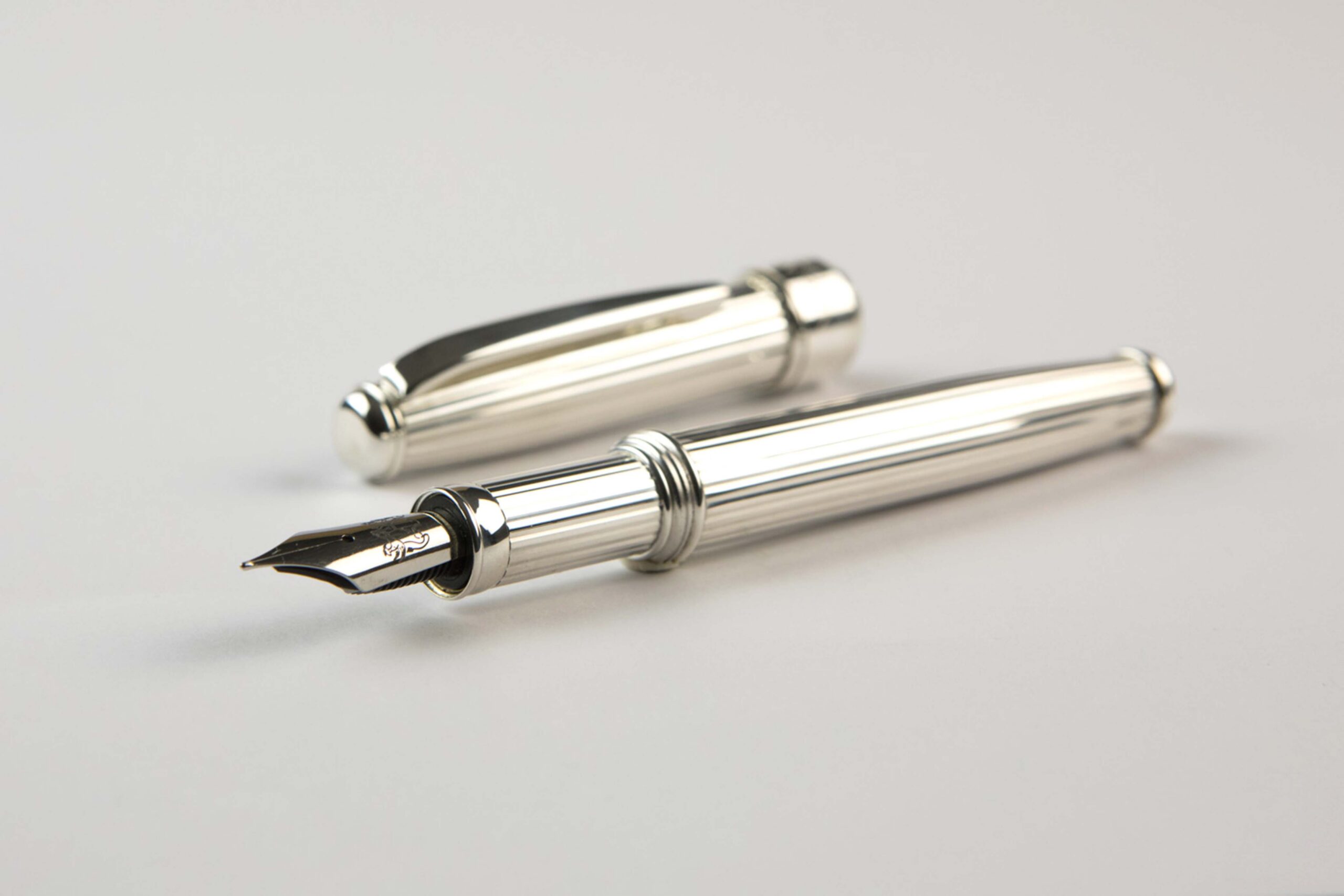 Chased Sterling Silver Fountain Pen with Vertical Grooves — Grifos Pens