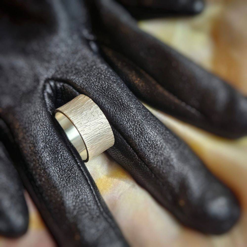 Bague Grava, argent texturé à stries — Liz Huberman