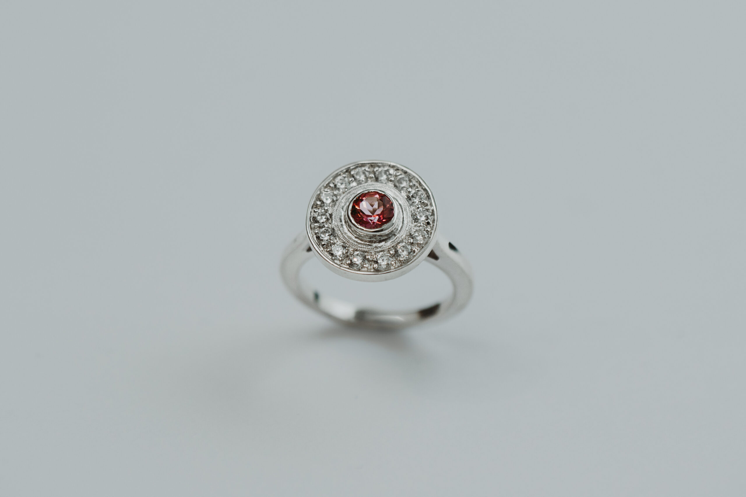 Bague en or palladié avec saphir et diamants — LS Joaillerie