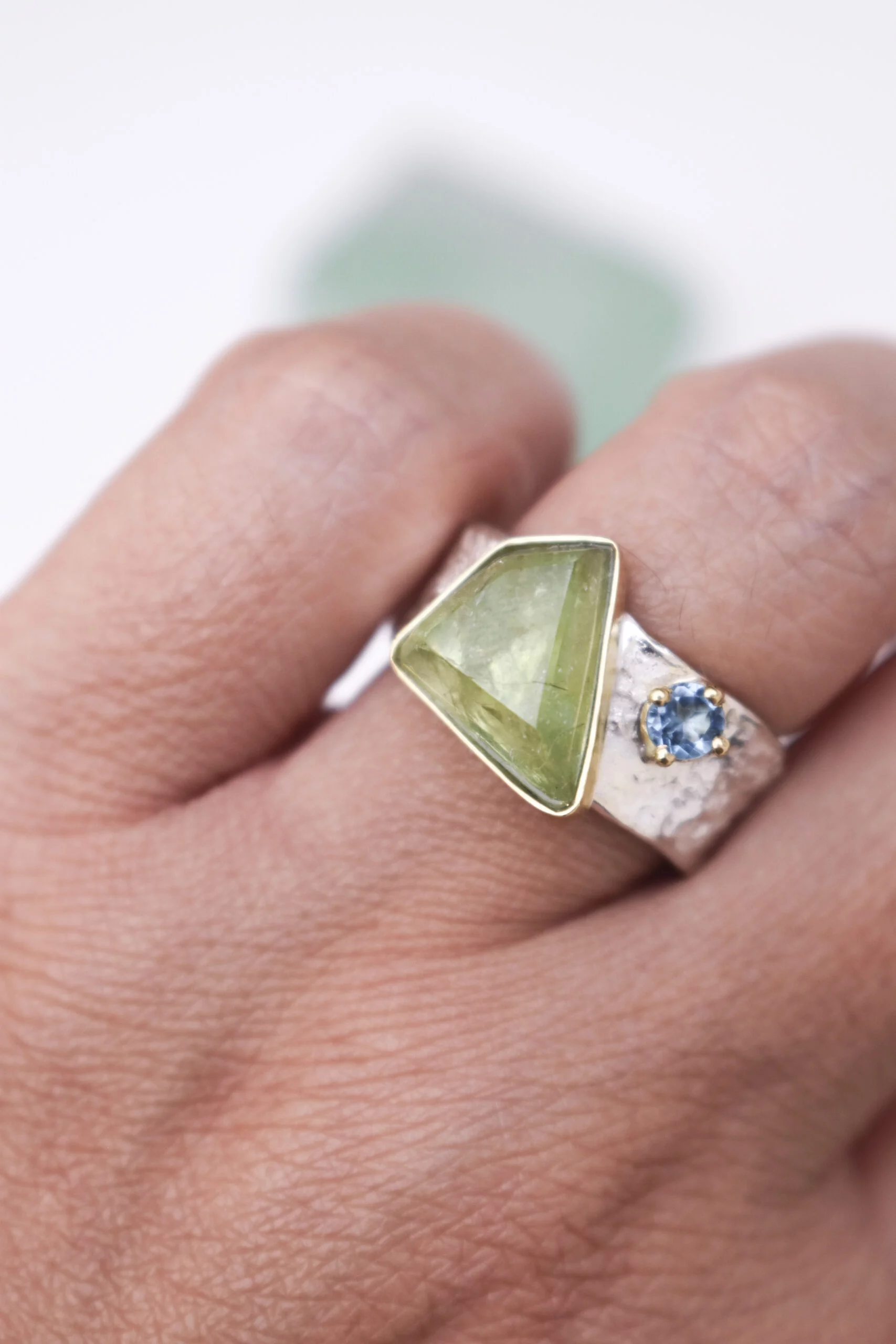 Crete ring met peridoot en topaas — Nico Taeymans