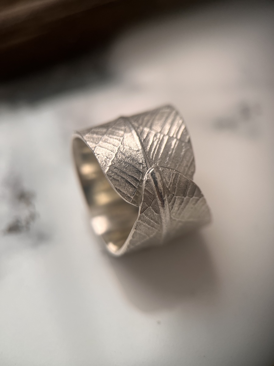 Bague Calathea L’Intuitive – Argent massif recyclé, empreinte végétale artisanale (Copie) — Siana Swieca Bijoux