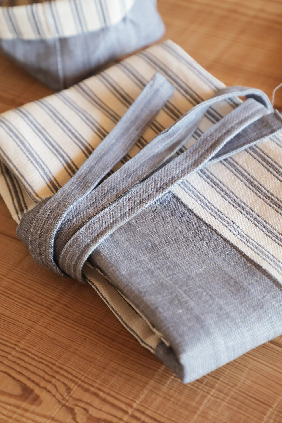Apron Mallorcan fabric 011 Grey — Teixits Vicens
