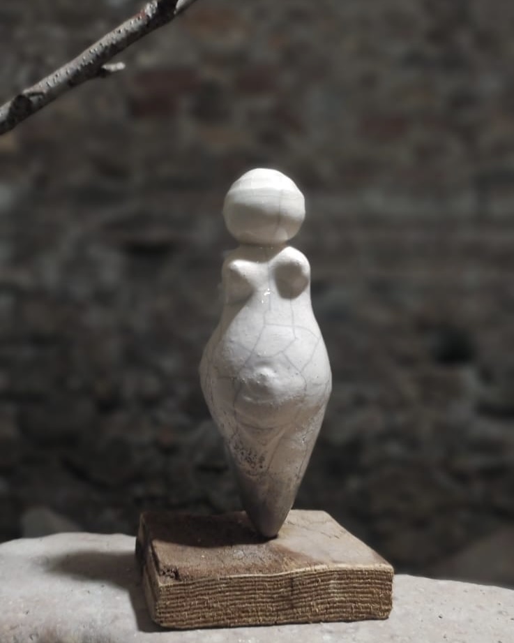 Statua femminile in ceramica raku con base in legno colore bianca ispirata alla Dea Madre — TerraCrea