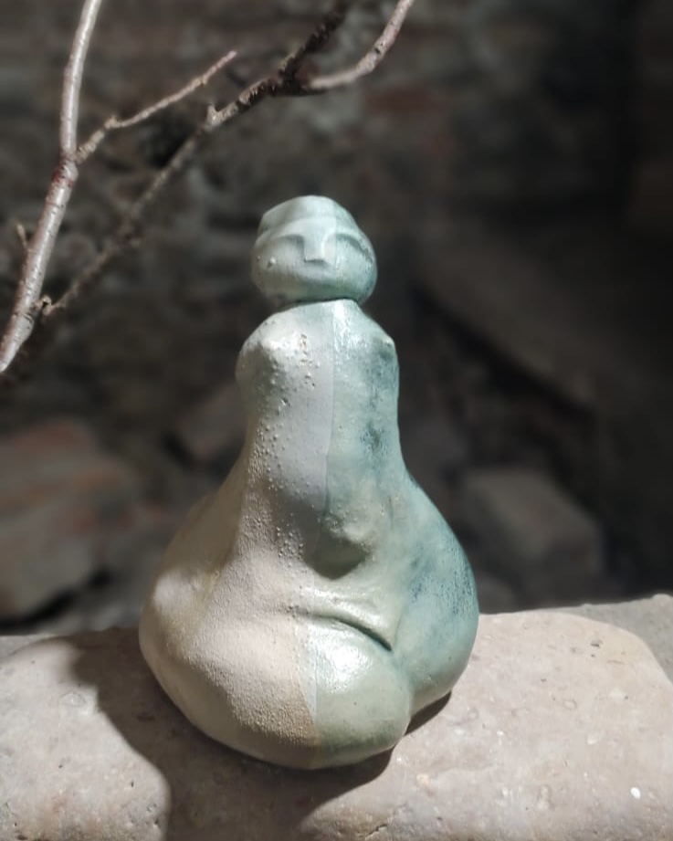Statua femminile in ceramica gres sabbia verde con spirale sul capo. Culto della Grande Madre — TerraCrea
