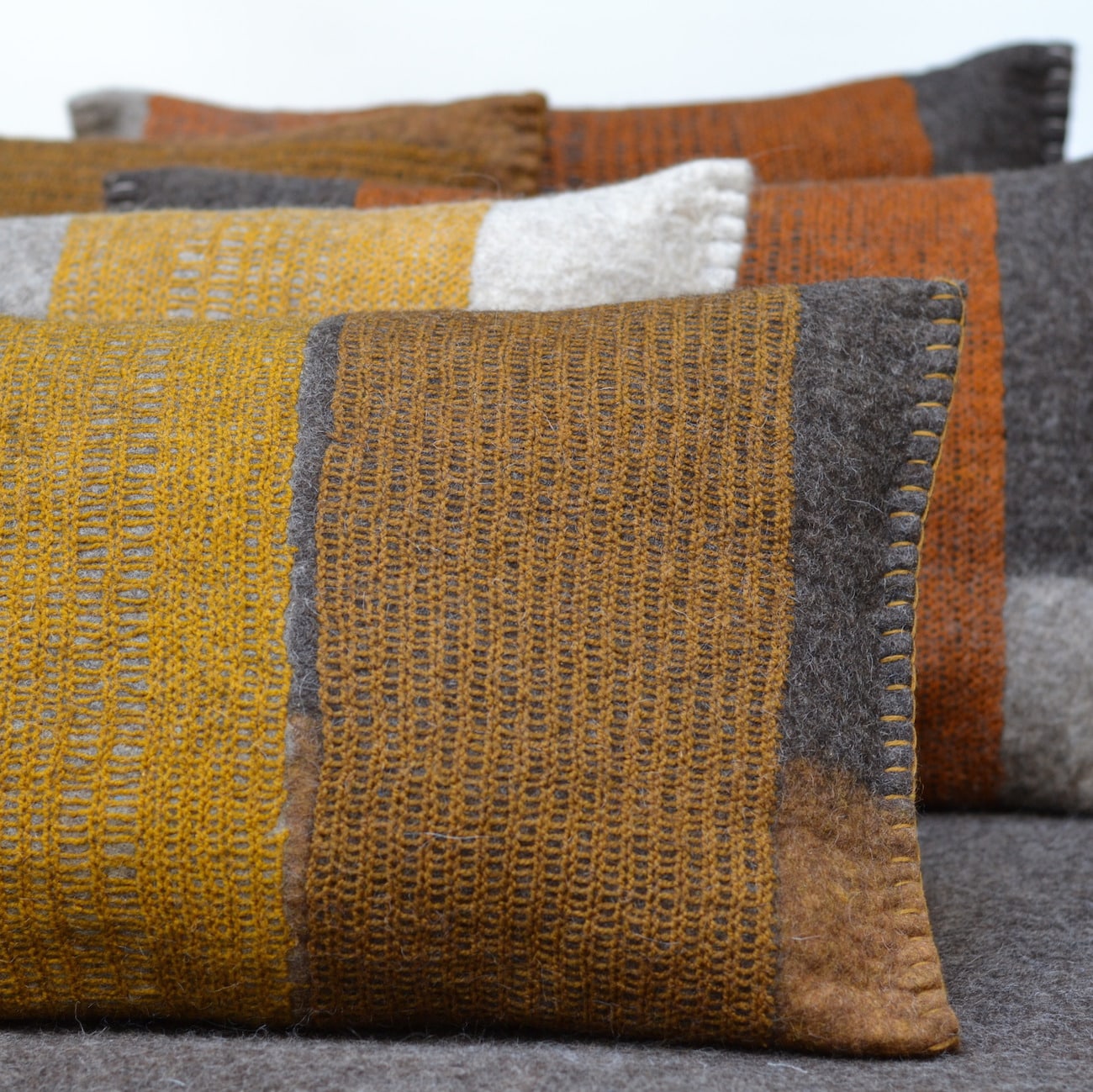 Coussin en feutre, couleur végétale — GHISLAINE GARCIN