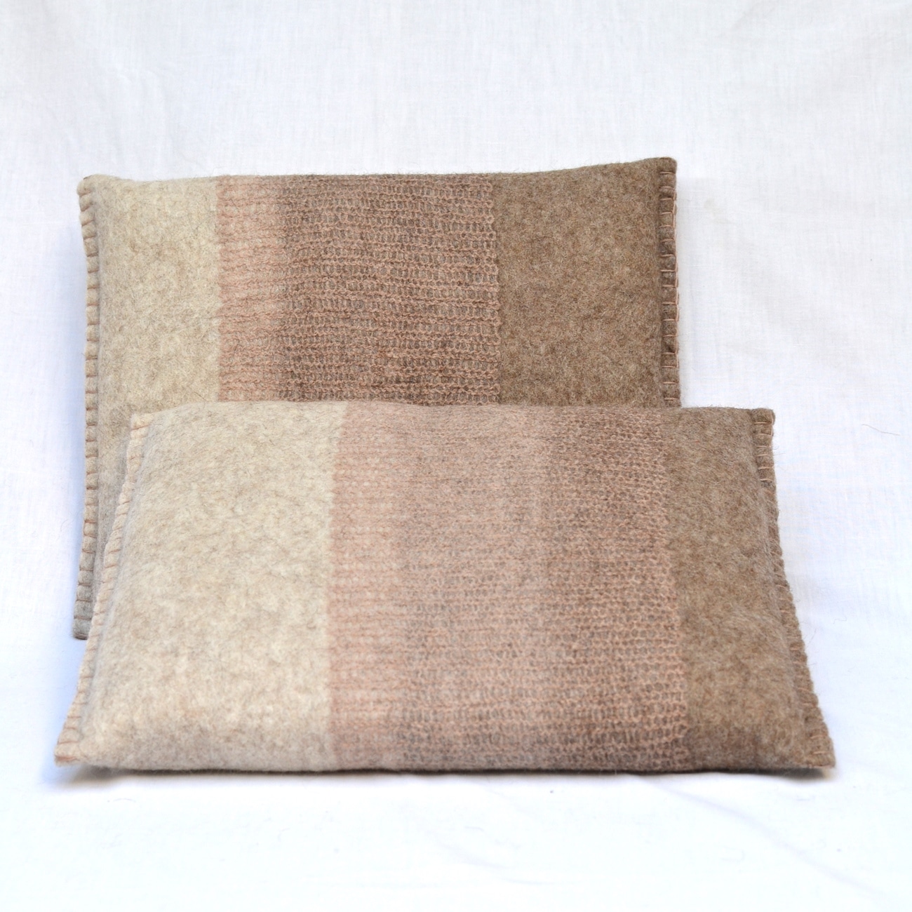 Coussin plat en feutre, coloris Greige rosé ou Lichen — GHISLAINE GARCIN