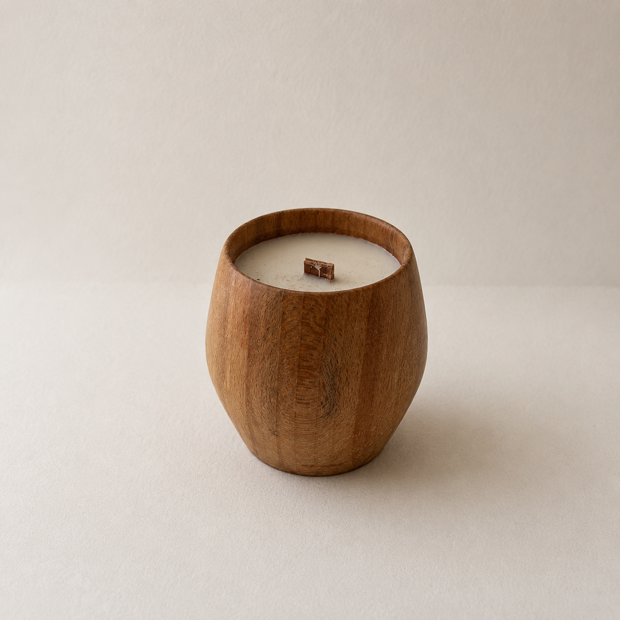 Bougie Constance, en bois de hêtre, en forme ovale, 100% artisanale et naturelle — Philippe Decaluwé