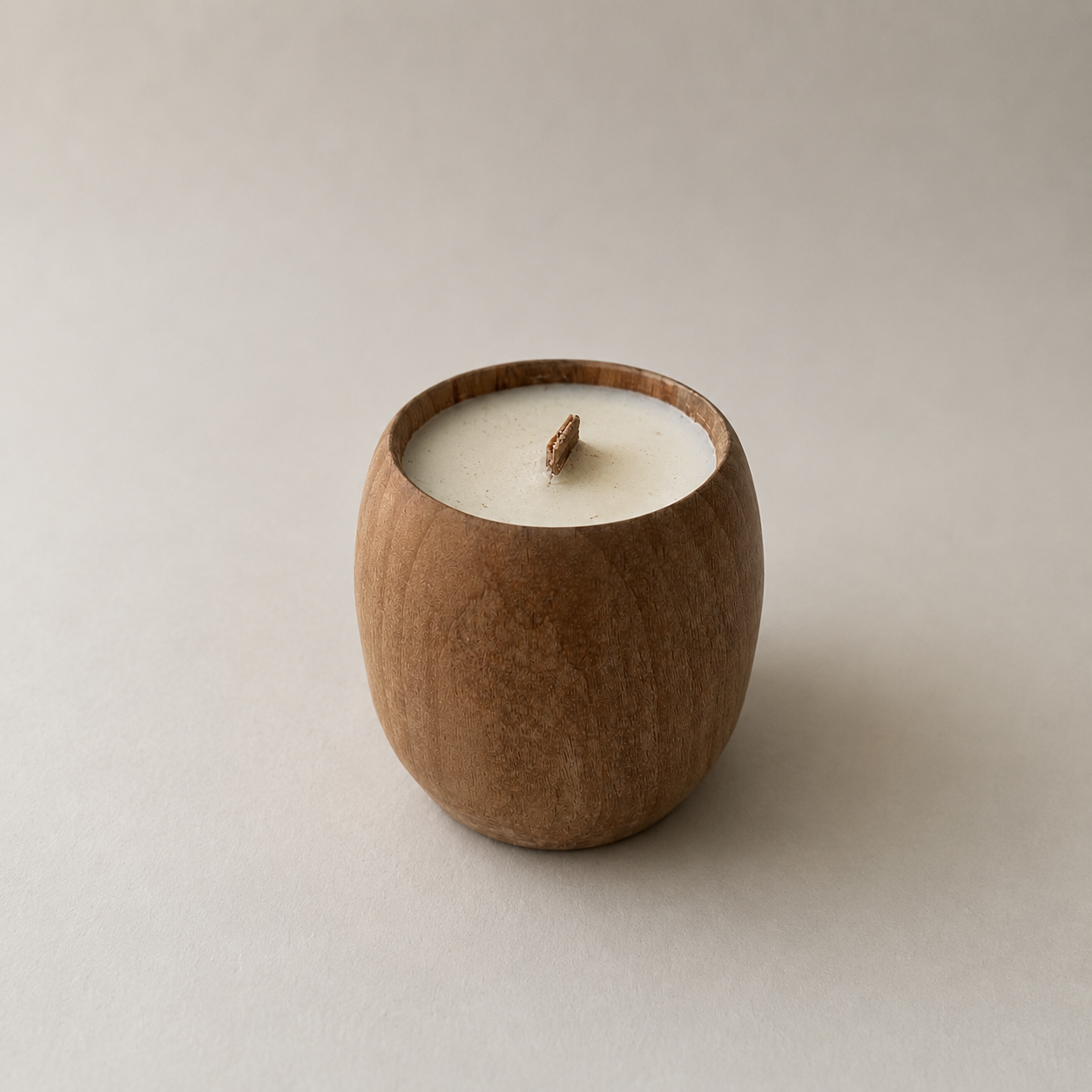 Bougie Clary, fabrication 100% artisanale, en bois de hêtre, format ovale, avec double mèche maison en bois et cire de s — Philippe Decaluwé
