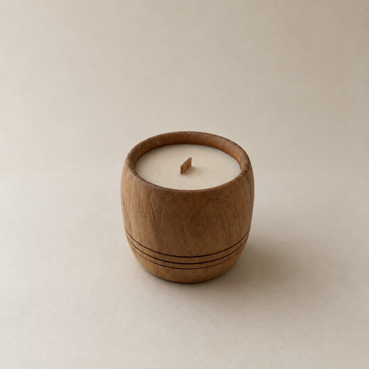 Bougie Cory, en bois de hêtre, arrondie et striée, 100% artisanale et naturelle, cire de soja et double mèche faite mais — Philippe Decaluwé